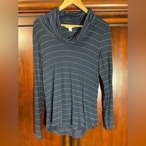 Banana Republic Long Sleeve Crowl Neck Shirt. Navy w Gold Stripes. Medium.